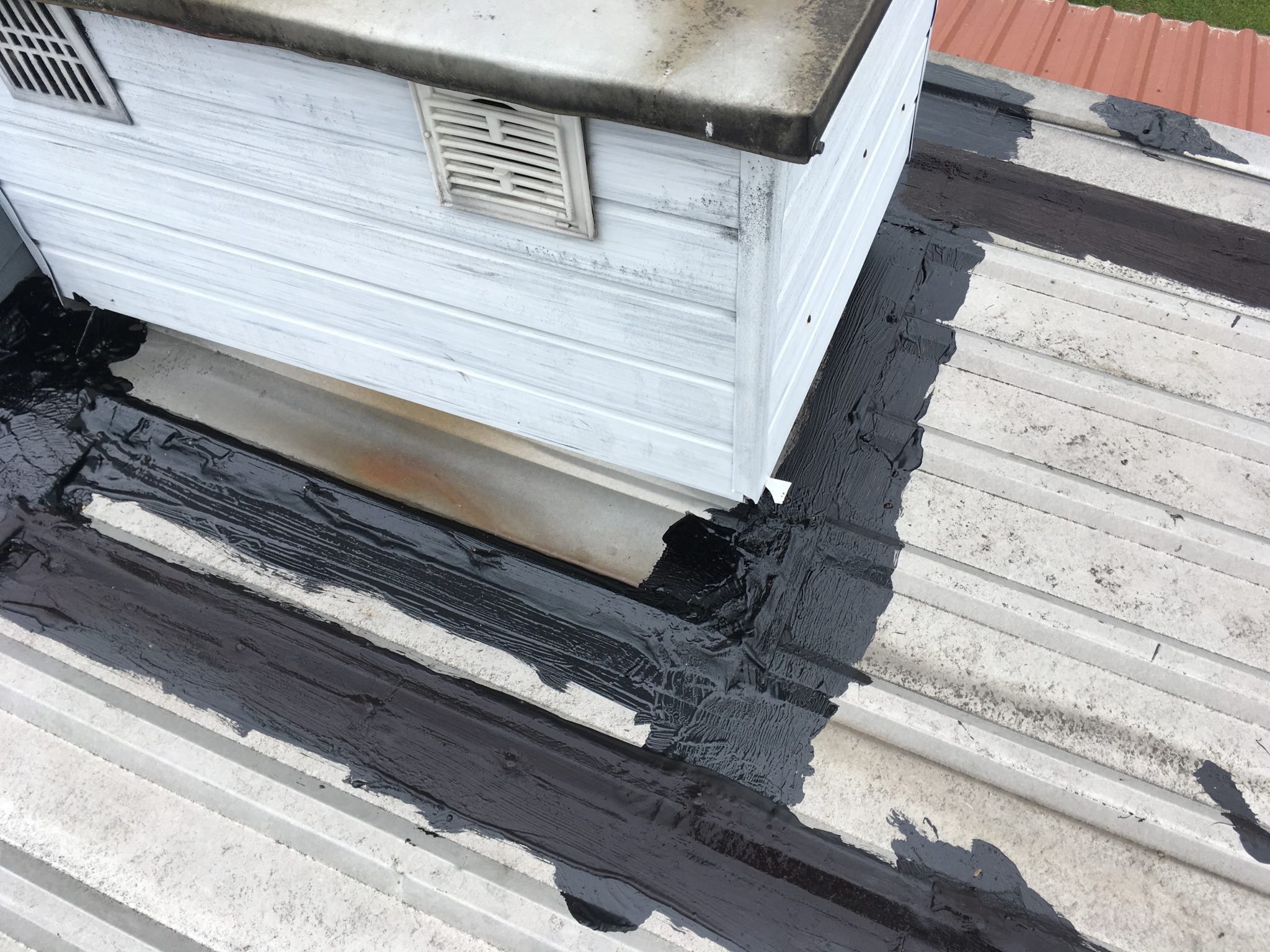 paskowanie" gumą CWS R CANADA WATERPROOF SYSTEM - naprawa dachu z blachy