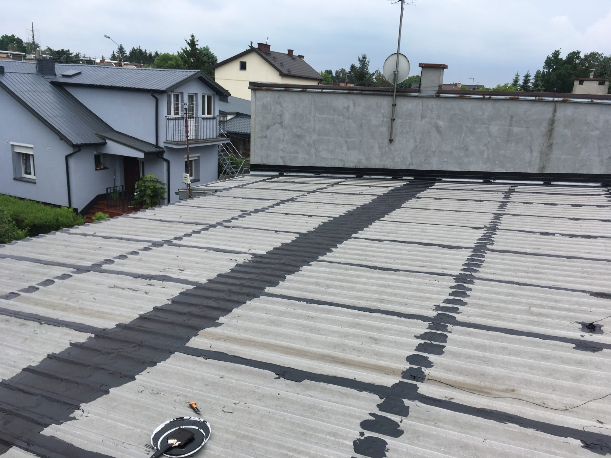 "Paskowanie" gumą CWS R CANADA WATERPROOF SYSTEM naprawa dachu z blachy